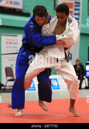 Harry Mustard (blu) della Scozia e Christopher Kumesu-Egru (bianco) gareggiano nella finale dei ragazzi sotto 73 g di judo durante i Giochi scolastici di Sainsbury del 2015 presso il sito dell'Armitage, Manchester. Foto Stock