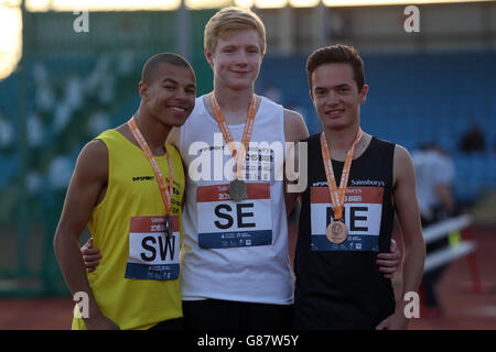 (l-r) Inghilterra il South West Jordan Okonta, l'Inghilterra South East's Zak Skinner e l'Inghilterra North East's Joseph Grey ricevono le loro medaglie ambulanti per i ragazzi durante la cerimonia di medaglia ai Sainsbury's 2015 School Games presso la Manchester Regional Arena. Foto Stock