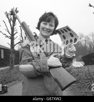 Il pilota ufficiale Linda McGowan di Liverpool detiene una carta target sulla gamma di fucili a RAF Uxbridge, Middlesex. È uno dei 16 migliori colpi della Royal Air Force delle Donne, da cui una squadra di dieci sarà scelta per un tentativo di riconquistare il campionato di fucile a bore piccolo Inter-Services delle Donne. Foto Stock