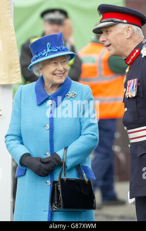 La regina Elisabetta II parla con Sir Robert Clerk, Lord-tenente di Midlothian, alla stazione ferroviaria di Newtongrange, il giorno in cui diventa la più lunga monarca regnante della Gran Bretagna, mentre lei e suo marito, il duca di Edimburgo, viaggiate in treno a vapore per inaugurare la nuova ferrovia di &sterlina;294 milioni di confini scozzesi. Foto Stock