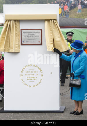 La regina Elisabetta II svela una targa alla stazione ferroviaria di Newtongrange, il giorno in cui diventa il monarca più longevo della Gran Bretagna, mentre lei e suo marito, il duca di Edimburgo, viaggiano in treno a vapore per inaugurare la nuova ferrovia scozzese dei confini da £294 milioni. Foto Stock