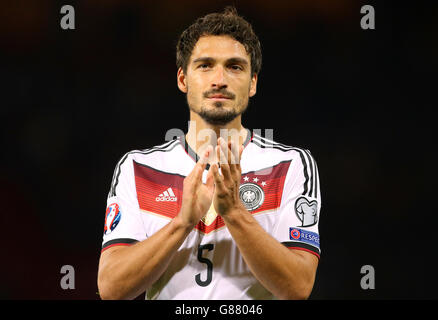 Calcio - UEFA Euro 2016 - Qualifiche - Gruppo D - Scozia / Germania - Hampden Park. La Germania di Mats Hummels applaude i tifosi. Foto Stock