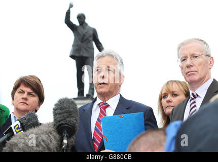 Il primo ministro e leader del partito del DUP Peter Robinson (centro) parlando ai media di Stormont, Belfast, come ha detto che gli unionisti democratici si dimetteranno dall'esecutivo di Stormont, collassando la condivisione del potere in Irlanda del Nord, a meno che l'Assemblea non venga sospesa. Foto Stock