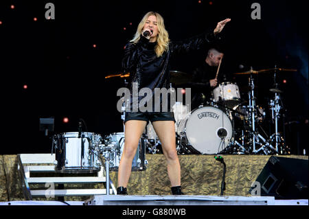 Ellie Goulding esegue al Glastonbury festival di musica Foto Stock