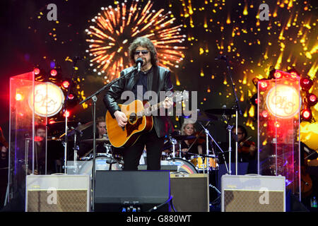 Jeff Lynne da fascia luce elettrica Orchestra suona al Glastonbury festival di musica Foto Stock