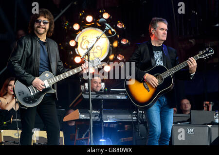 Jeff Lynne da fascia luce elettrica Orchestra suona al Glastonbury festival di musica Foto Stock