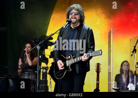 Jeff Lynne da fascia luce elettrica Orchestra suona al Glastonbury festival di musica Foto Stock