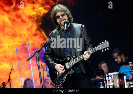 Jeff Lynne da fascia luce elettrica Orchestra suona al Glastonbury festival di musica Foto Stock