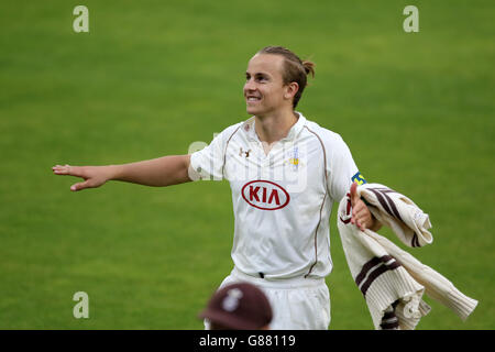 Tom Curran di Surrey durante il quarto giorno della partita del campionato della contea di LV a Old Trafford, Manchester. Foto Stock