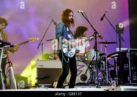 Tame Impala esegue al Glastonbury festival di musica Foto Stock