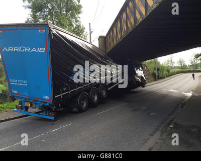 Un camion bloccato a Milngavie vicino a Glasgow dopo che il conducente ha tentato di guidare sotto un ponte basso. Foto Stock