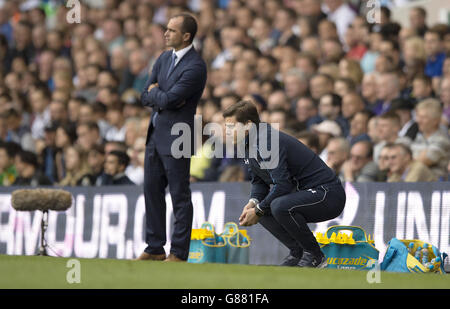 Il manager di Everton Roberto Martinez (a sinistra) e il manager di Tottenham Hotspur Mauricio Pochettino durante la partita della Barclays Premier League a White Hart Lane, Londra. PREMERE ASSOCIAZIONE foto. Data immagine: Sabato 29 agosto 2015. Vedi PA storia CALCIO Tottenham. Il credito fotografico dovrebbe essere: Anthony Devlin/PA Wire. L'uso in-match online è limitato a 45 immagini, senza emulazione video. Nessun utilizzo nelle scommesse, nei giochi o nelle pubblicazioni di singoli club/campionati/giocatori. Foto Stock