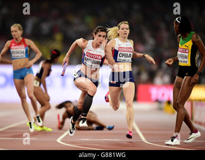 Eilidh Child della Gran Bretagna (seconda a destra) e Seren Bundy-Davies (a sinistra) nella finale femminile 4x400m durante il giorno 9 dei Campionati mondiali IAAF allo Stadio Nazionale di Pechino, Cina. Foto Stock