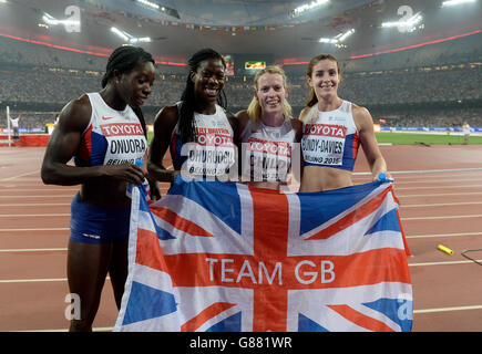 Christine Ohuruogu, Annika Onuora, Eilidh Child e Seren Bundy-Davies festeggiano dopo aver concluso il terzo posto nella finale femminile di relè 4x400 m durante il 9° giorno dei Campionati Mondiali IAAF allo Stadio Nazionale di Pechino, in Cina. Foto Stock