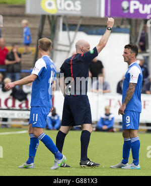 Calcio - Ladbrokes Scottish Championship - Regina del Sud / Rangers - Palmerston Park. La regina del sud Derek Lyle viene spedita durante la partita Ladbrokes Scottish Championship al Palmerston Park di Dumfries. Foto Stock