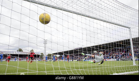 Il Martyn Waghorn dei Rangers segna da una penalizzazione durante la partita del Ladbrokes Scottish Championship al Palmerston Park di Dumfries. Foto Stock