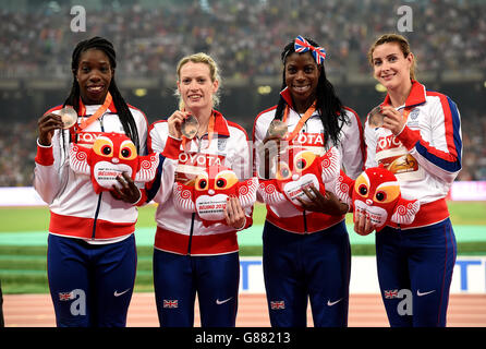 Il team di relè 4x400m della Great Britain's Women Christine Ohuruogu (seconda a destra), Annika Onuora (sinistra), Eilidh Child (seconda a sinistra) e Seren Bundy-Davies (destra) festeggiano con le loro medaglie di bronzo durante il 9° giorno dei Campionati Mondiali IAAF allo Stadio Nazionale di Pechino, in Cina. Foto Stock