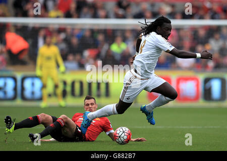 Morgan Schneiderlin di Manchester United (a sinistra) e Bafetimbi Gomis di Swansea City combattono per la palla durante la partita della Barclays Premier League al Liberty Stadium di Swansea. Foto Stock