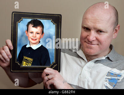 Gerald Somers, padre di un Darragh Somers di cinque anni, ha una foto di suo figlio che è stato girato in testa mentre ha giocato fuori della scuola elementare di Mullinaskea, vicino a Enniskillen, il 22 aprile 2005 in Co Fermanagh. Il padre angosciato il cui bambino è stato colpito in testa da una pallottola vagante si è supplicato con il pistolero per possedere e porre fine al tormento della famiglia. Gerald Somers lasciò per la prima volta il capezzale dell'ospedale di suo figlio per lanciare un appello sul fucile che ferì Darragh, di cinque anni, in un parco giochi scolastico dell'Irlanda del Nord. Foto Stock