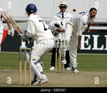 Cricket - Frizzell County Championship - Divisione due - Lancashire / Durham - Old Trafford. Steve Harmison di Durham si inchinò su Gary Keedy del Lancashire. Foto Stock