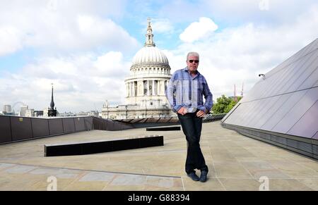 L'attore Ron Perlman si pone per una foto di fronte alla Cattedrale di St Paul a Londra mentre promuove la sua nuova serie amazzonica mano di Dio. Foto Stock