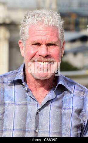 L'attore Ron Perlman si pone per una foto di fronte alla Cattedrale di St Paul a Londra mentre promuove la sua nuova serie amazzonica mano di Dio. Foto Stock