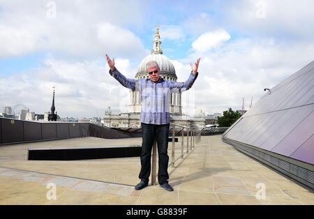 L'attore Ron Perlman si pone per una foto di fronte alla Cattedrale di St Paul a Londra mentre promuove la sua nuova serie amazzonica mano di Dio. Foto Stock