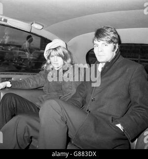 L'attrice Julie Christie con il suo fidanzato artista Don Bessant all'aeroporto di Londra, dopo essere arrivata dall'America. È stata votata dalla critica cinematografica di New York come miglior attrice del 1965 per il suo ruolo nel film britannico Darling. Foto Stock