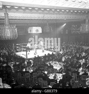 Un incontro pesante tra Derek Groombridge e Pat Roach si svolge nella notte di apertura del World Sporting Club di Grosvenor House, Park Lane. Foto Stock