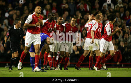 Arsenal's Dennis Bergkamp (2 da r) festeggia con i compagni di squadra dopo aver segnato il sesto gol contro Everton Foto Stock