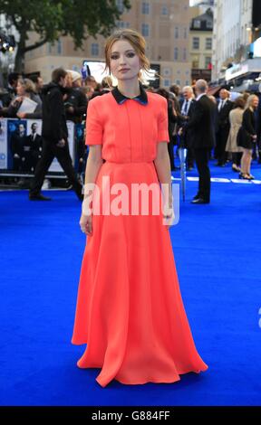 Emily Browning partecipa alla prima mondiale di Legend all'Odeon Leicester Square, Londra. Foto Stock