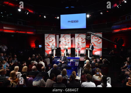 I contendenti della leadership del lavoro (sinistra - destra) Jeremy Corbyn, Liz Kendall, Yvette Cooper e Andy Burnham durante un dibattito dal vivo su Sky News tenutosi a Sage in St Mary's Square, Gateshead. Foto Stock