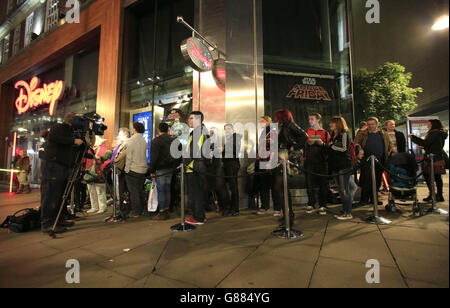 La gente attende la mezzanotte al negozio Disney di Londra per Star Wars: I giocattoli Force Awakens, parte dell'evento globale chiamato "Force Friday", il rilascio di nuovi giocattoli Star Wars e altre merchandise del nuovo film "Star Wars: The Force Awakens" Foto Stock