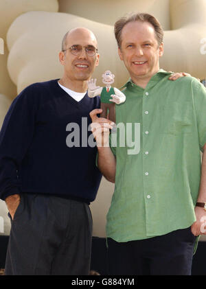 Jeffrey Katzenberg (L), co-fondatore di SKG Dreamworks, e Nick Park partecipano a una fotocall per lanciare il loro nuovo Wallace e Gromit, film di animazione a tutto schermo. Foto Stock