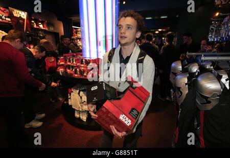 Thomas Blakey, 26, di Cambridgeshire, detiene merci presso il negozio Disney di Londra durante Star Wars: I giocattoli Force Awakens, parte dell'evento globale chiamato "Force Friday", il rilascio di nuovi giocattoli Star Wars e altre merci del nuovo film "Star Wars: The Force Awakens". Foto Stock