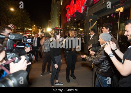 USO EDITORIALE SOLO Daisy Ridley e John Boyega, star di Star Wars: The Force Awakens, incontrano i fan fuori dal Disney Store su Oxford Street di Londra prima del lancio a mezzanotte della gamma di memorabilia Star Wars: The Force Awakens. Foto Stock