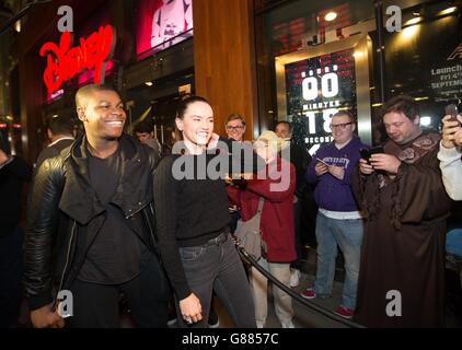 Star Wars: La forza risveglia il lancio di merce Foto Stock