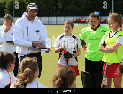 Sport - Sainsbury's 2015 School Games - Day Three - Manchester. Le ragazze blu dell'Inghilterra ricevono un colloquio di squadra di metà tempo durante l'hockey ai Giochi della scuola 2015 di Sainsbury, il luogo dell'Armitage, Manchester. Foto Stock