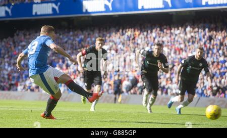 Il Martyn Waghorn di Rangers segna il quarto gol al suo fianco dal posto di penalità durante la partita del Ladbrokes Scottish Championship a Ibrox, Glasgow. Foto Stock