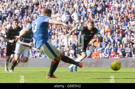 Calcio - Ladbrokes Scottish Championship - Rangers / Raith Rovers - Ibrox Stadium. Il Martyn Waghorn di Rangers segna il suo secondo gol dal punto di rigore durante la partita del Ladbrokes Scottish Championship a Ibrox, Glasgow. Foto Stock