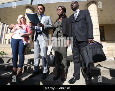 Il procuratore e la famiglia di Sheku Bayoh, morto in custodia di polizia (da sinistra) Collette Bell, partner di Bayoh, e Isaac, avvocato Aamer Anwar, sorella di Bayoh Kadijartu Johnson e fratello di Bayoh, in legge Ade Johnson, Fate una dichiarazione ai media dopo aver incontrato Sir Stephen House, capo della polizia scozzese, al policing College scozzese di Tulliallan. Foto Stock