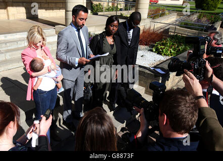 Il procuratore e la famiglia di Sheku Bayoh, morto in custodia di polizia (da sinistra) Collette Bell, partner di Bayoh, e Isaac, avvocato Aamer Anwar, sorella di Bayoh Kadijartu Johnson e fratello di Bayoh, in legge Ade Johnson, Fate una dichiarazione ai media dopo aver incontrato Sir Stephen House, capo della polizia scozzese, al policing College scozzese di Tulliallan. Foto Stock