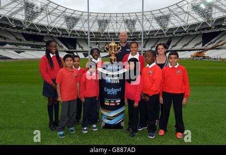 Il vincitore della Coppa del mondo di Rugby 2003 Lawrence Dallaglio e gli alunni della New City Primary School con la Webb Ellis Cup durante una visita allo Stadio Olimpico del Queen Elizabeth Olympic Park nell'ambito del tour di 100 giorni del Trofeo Mondiale di Rugby del Regno Unito e dell'Irlanda. Foto Stock