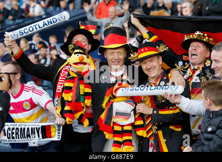 Calcio - UEFA Euro 2016 - Qualifiche - Gruppo D - Scozia / Germania - Hampden Park. Scozia e tifosi tedeschi nello stadio Foto Stock