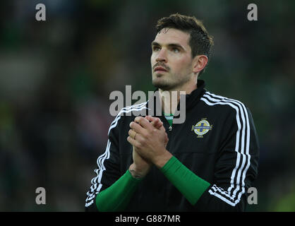 Kyle Lafferty dell'Irlanda del Nord prima della partita di qualificazione del Campionato europeo UEFA a Windsor Park, Belfast. PREMERE ASSOCIAZIONE foto. Data foto: Lunedì 7 settembre 2015. Vedi la storia della Pennsylvania SOCCER N Ireland. Il credito fotografico dovrebbe essere: Niall Carsony/PA filo Foto Stock