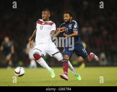 Jerome Boateng (a sinistra) in Germania e Ikechi Anya in Scozia combattono per la palla durante la partita di qualificazione del Campionato europeo UEFA a Hampden Park, Glasgow. PREMERE ASSOCIAZIONE foto. Data immagine: Lunedì 7 settembre 2015. Scopri la storia di calcio della Pennsylvania Scotland. Il credito fotografico dovrebbe essere: Danny Lawson/PA Wire. RESTRIZIONI: L'uso è soggetto a limitazioni. . Uso commerciale solo previo consenso scritto della fa scozzese. Per ulteriori informazioni, chiamare il numero +44 (0)1158 447447. Foto Stock