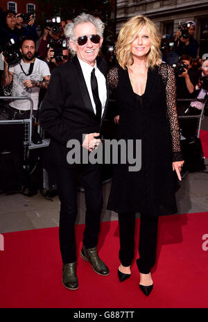 Keith Richards e Patti Hansen hanno partecipato ai 2015 GQ Men of the Year Awards alla Royal Opera House di Londra. PREMERE ASSOCIAZIONE foto. Data immagine: Martedì 8 settembre 2015. Guarda la storia di PA SHOWBIZ GQ. Il credito fotografico dovrebbe essere: Ian West/PA Wire Foto Stock