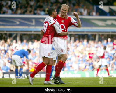 Dennis Bergkamp (R) dell'Arsenal festeggia con il compagno di squadra Jeremie Aliadière dopo aver segnato contro Birmingham City. Foto Stock