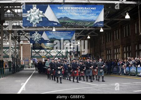 Una banda di tubi presso la stazione Waverley di Edimburgo prima dell'arrivo della regina Elisabetta II, il giorno in cui diventa il più lungo monarca regnante della Gran Bretagna. La Regina e suo marito, il Principe Filippo, saliranno a bordo di un treno a vapore per inaugurare la nuova ferrovia dei confini scozzesi, la cui costruzione è di 294 milioni di sterline. Foto Stock