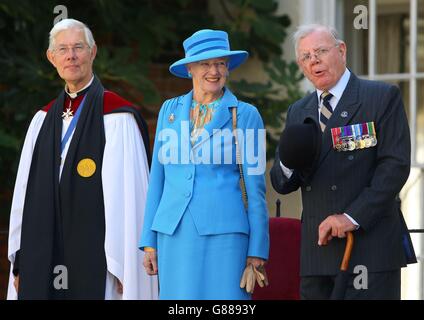 Regina Margrethe II di Danimarca, il Colonnello-in-Capo del reggimento reale della Principessa di Galles, il reggimento discendente degli buffi, accompagnato dal reverendo Dr. Robert Willis (a sinistra) Decano della Cattedrale di Canterbury e dal Colonnello Peter Bishop, presidente della Associazione regimentale dei buffi della Regina, Guarda una marcia passata dai veterani dopo la scoperta di una statua commemorativa, mentre l'Associazione Regimentale degli appassionati della Regina, il reggimento reale del Kent commissionò una statua di bronzo da 50 pollici per commemorare gli appassionati di Canterbury. Foto Stock